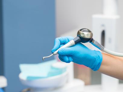 Person hält Airflow-Gerät