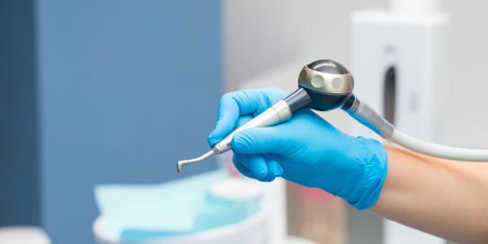 Person hält Airflow-Gerät