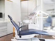 Behandlungszimmer mit blauer Ausstattung