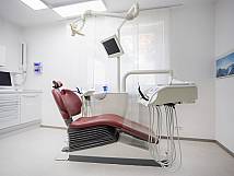 Behandlungszimmer mit rotem Behandlungsstuhl