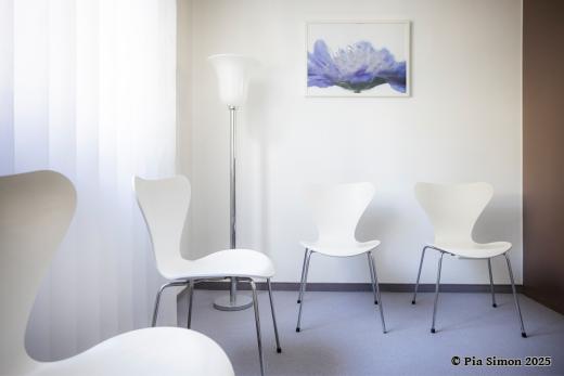 Wartezimmer mit weißen Plastikstühlen