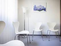 Wartezimmer mit weißen Plastikstühlen