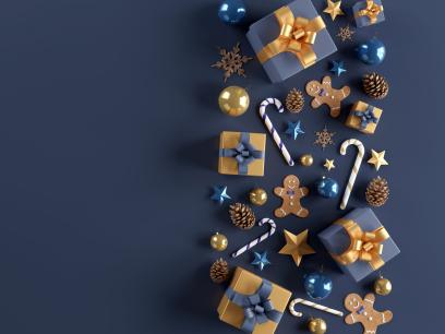 Ebener Untergrund mit Band aus Weihnachtsdeko und -geschenken