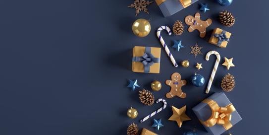 Ebener Untergrund mit Band aus Weihnachtsdeko und -geschenken